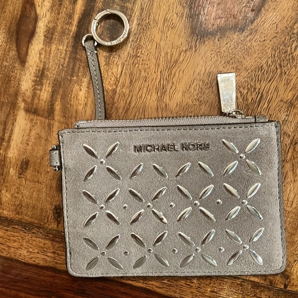 gray and sliver Michael Kors coin/card holder. - Picture 2 of 7